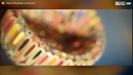 Talangfull konstnär gör en skål av 198 färgpennor