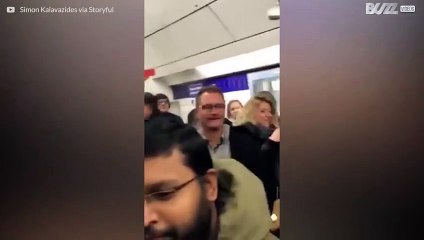 Die ganze U-Bahn Station singt im Chor!