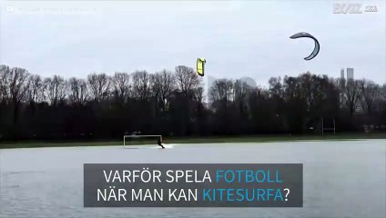 Kitesurfare spelar fotboll på översvämmad fotbollsplan