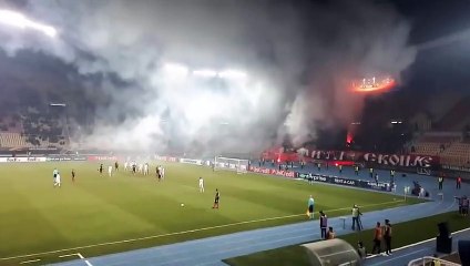 صداقة بين كلب وحارس مرمى