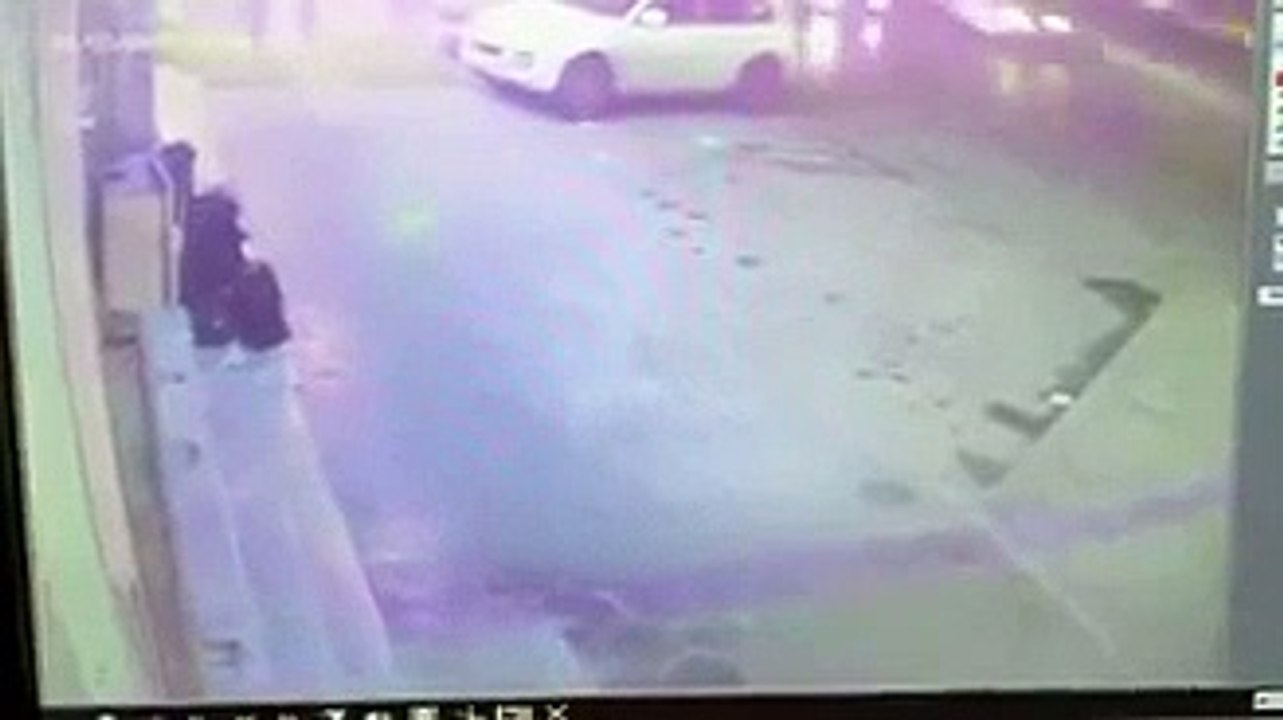 شاب يسرق هاتف فتاة