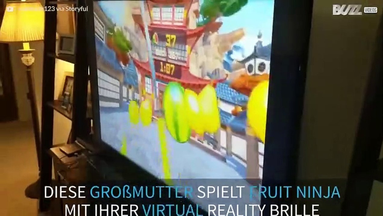 Großeltern spielen Virtual Reality Spiel