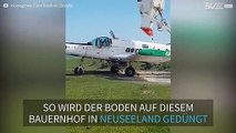 Ungewöhnliche Methode: Flugzeug wirft Dünger auf ein Weidefeld