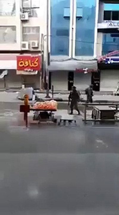 جنود الاحتلال يسرقون الفواكة في الخليل