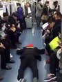 صيني يتظاهر بالموت ليحصل على مقعد داخل قطار
