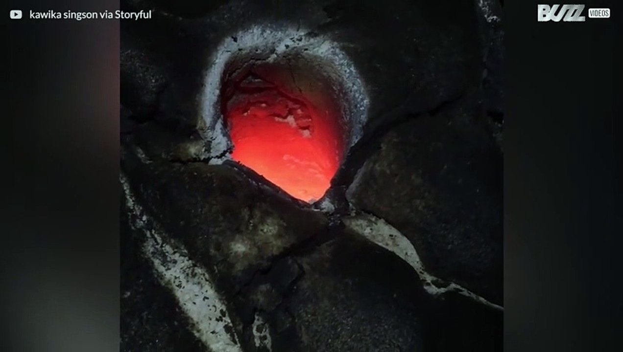 Lava frisst Baum und hinterlässt Loch