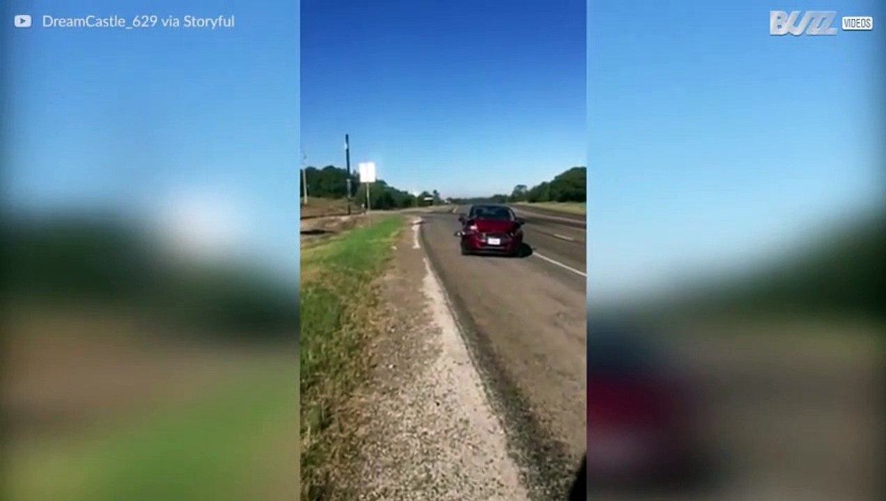 Mann singt zu kaputter Hupe nach Unfall