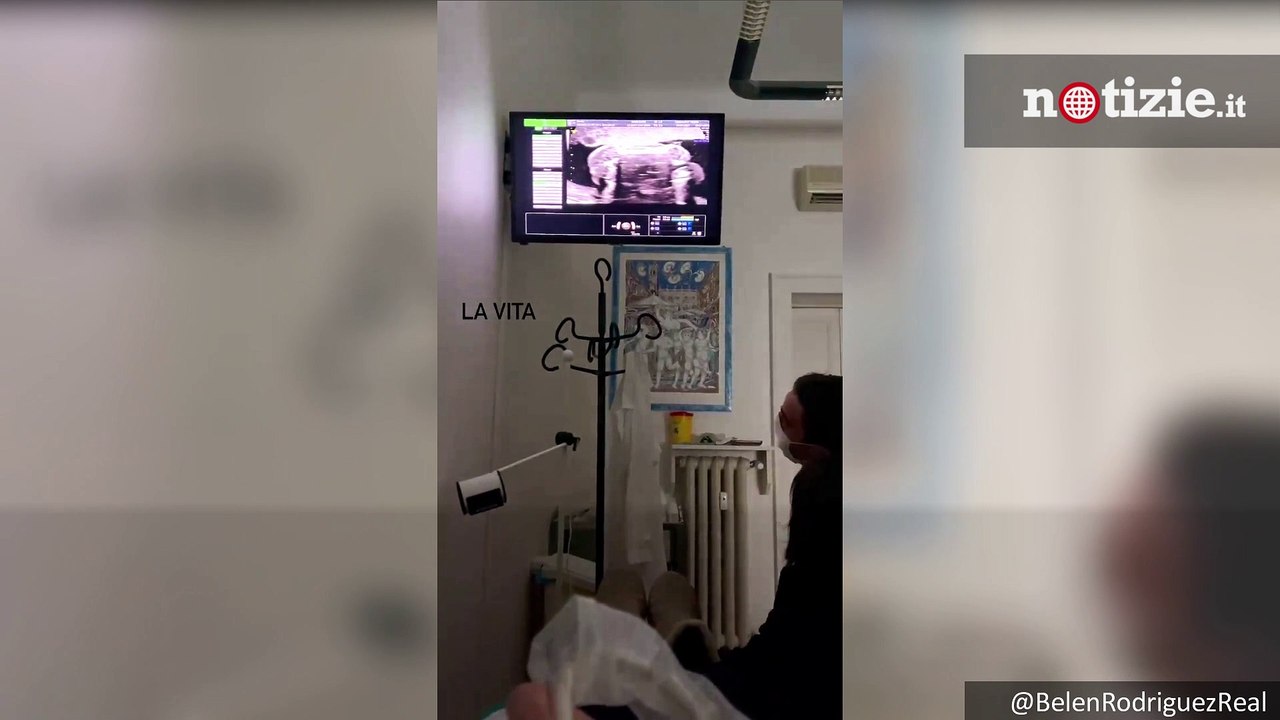 Belen Rodriguez, l'ecografia della figlia Luna: anche Santiago ascolta il "battito del cuoricino"