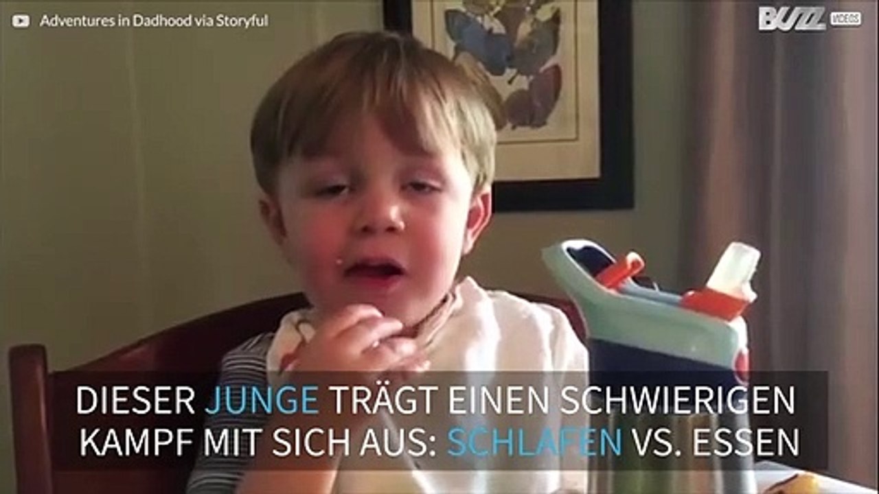 Kleiner Junge kann sich nicht entscheiden, ob er Schlafen oder Essen soll