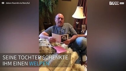 Trauernder Mann wird von einem neuen Familienmitglied überrascht