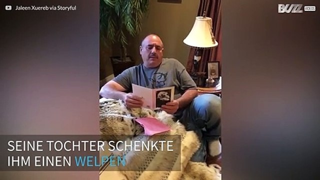 Trauernder Mann wird von einem neuen Familienmitglied überrascht