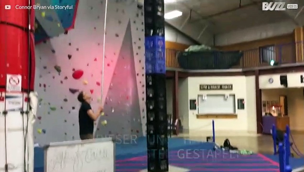 Junge zeigt auf einem hohen Turm seine Balance