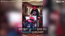 Dieser Vater kann seine Tränen nicht verbergen, als sein Sohn ihm ein Football-Ticket schenkt.