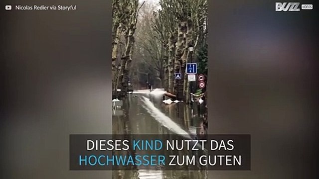 Pariser surft mit seinem Wakeboard durch die überfluteten Straßen