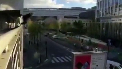 قفز من أعلى شرفة وهبط على لوحة إعلانية في الشارع! شاهد حركاتالباركورالمذهلة التي قام به هذا الشاب