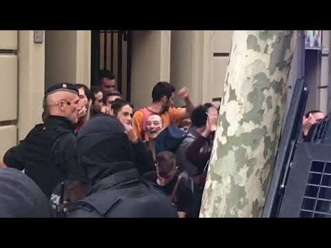 Centenars de persones eviten el desnonament de sis famílies al Poble-sec