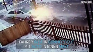 Der fürchterliche Moment, wie ein Auto in einen Leitungsmast rast