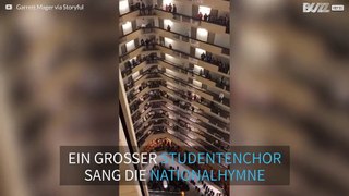 Studentenchor singt sehr beeindruckend die amerikanische Nationalhymne