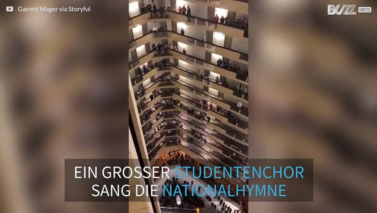 Studentenchor singt sehr beeindruckend die amerikanische Nationalhymne