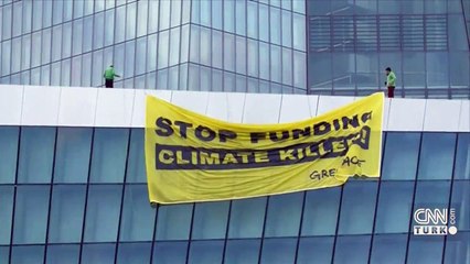 Greenpeace binanın çatısına paraşütle indi