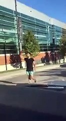 فيديومبتعث سعودي يهاجم المارة في شوارع أمريكا