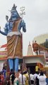 वीडियो में देखिए क्रेन पर चढ़कर पुजारी ने किया 51 फीट भगवान शिव का अभिषेक