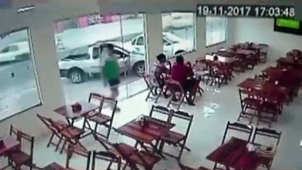 حادث سير مأساوي كاد يودي بحياة 3 أشخاص