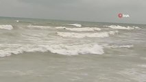 Karadeniz'de dev dalgalar sahilleri dövüyor