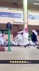 مدرسة تشغل طلابها في ساعة النشاط بملاحقة الدجاج