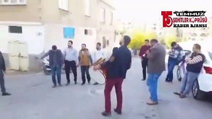 أخيرا تم إنقاذيرجل تركي يحتفل بتطليقه من زوجته