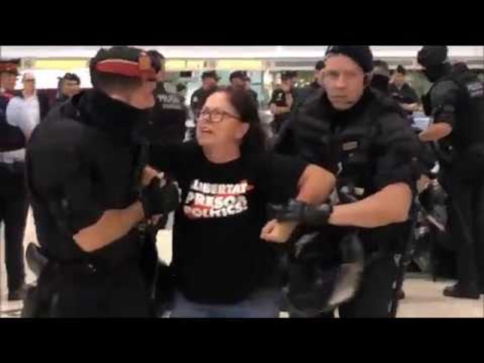 Els Mossos desallotgen manifestants no violents contra la sentència de l'estació de Sants