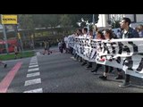 Manifestació d'estudiants caminen en direcció a plaça Catalunya