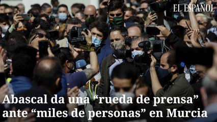 Santiago Abascal da una "rueda de prensa" ante "miles de personas" en el centro de Murcia