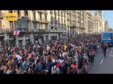 Manifestants arriben a Plaça Catalunya cantant els segadors