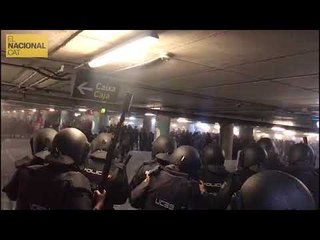 La Policia Nacional no pot avançar pel pàrquing degut al llançament d'objectes