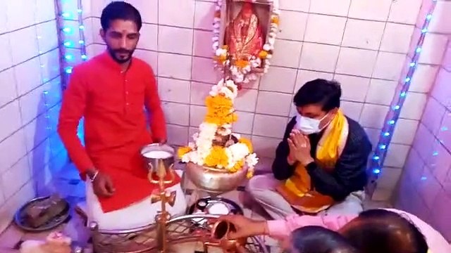 महाशिवरात्रि पर कलेक्टर दिनेश जैन में मारवाड़ सेरी स्थित चतुर्भुज नाथ मंदिर में भगवान शिव का किया जलाभिषेक