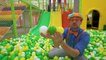 Blippi visita el patio de juegos de interior (Jumping Beans) | Videos educativos para niños pequeño