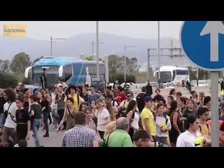 L'autocar de l'Espanyol, parat a l'entrada de l'aeroport