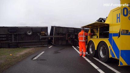 Vrachtwagencombinatie op zijn kant op dijk N331