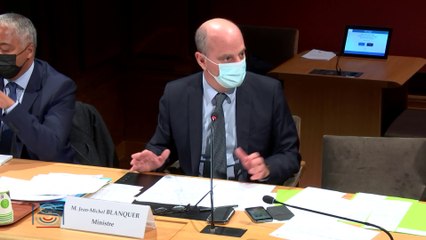 "La charte ne résout pas tous les problèmes, mais elle envoie un signal politique." J-M. Blanquer