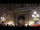 Els manifestants canten 'Els Segadors' a la plaça Sant Jaume