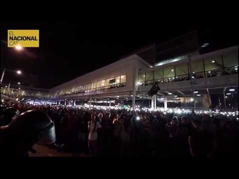 Els mòbils dels il·luminen un aeroport de Barcelona ple a vessar de manifestants