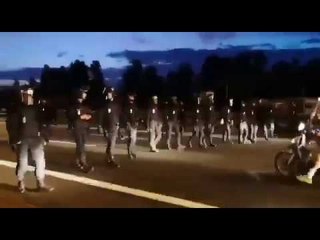Motos fan retrocedir a la Policia Nacional als voltants de l'aeroport del Prat