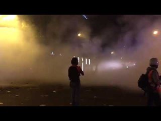 La tanqueta s'obre pas entre les flames a plaça Urquinaona