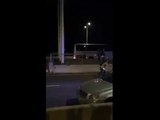  Una furgoneta dels Mossos arrossega manifestants