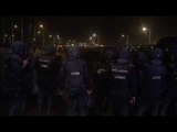 Policies espanyols formen cordó davant d'una barricada amb foc a l'aeroport del Prat