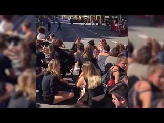 Desenes de manifestants tallen l'avinguda Paral·lel de Barcelona