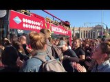 Els CDR demanen la llibertat dels presos davant d'un autobús turístic a Barcelona