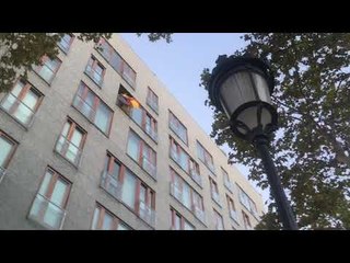 Treuen una bandera d’Espanya des d’una finestra de Passeig de Gràcia