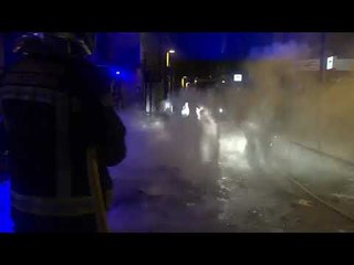 Els Bombers apaguen les barricades davant la delegació del govern espanyol